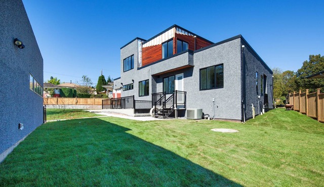 VANCOUVER - Modern 2-Bed 2-Bath Suite on Ground floor. 5 min walk to Golf Course