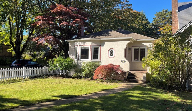 Vancouver whole home stay with space for extended families & close to everything