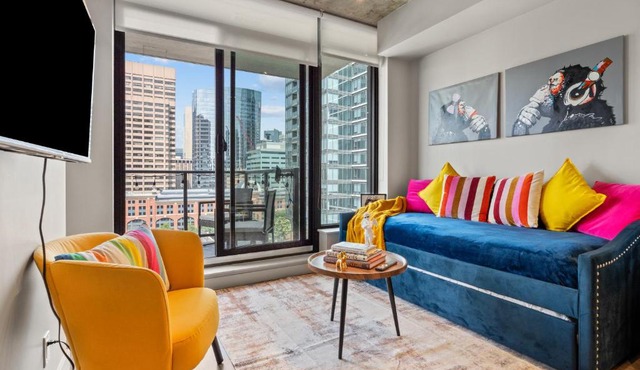 Vibrant PopArt downtown suite, comfy and stylish!