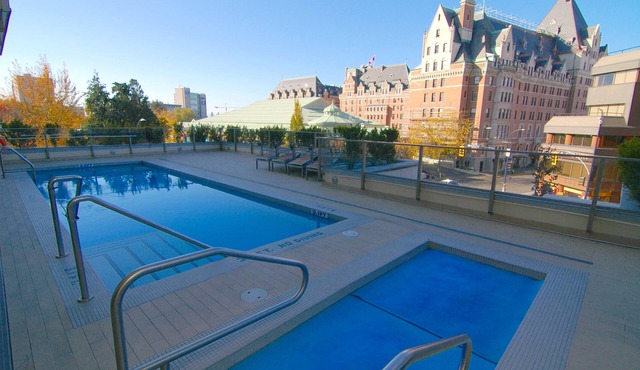 Victoria Waterfalls Hotel, Best Life At The Falls! Pool, Hot Tub, Gym.