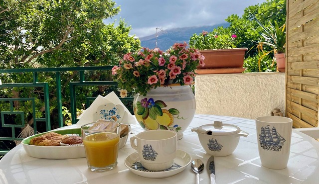Villa 150 meters from the sea and 5 km from the airport. Villa Melina.