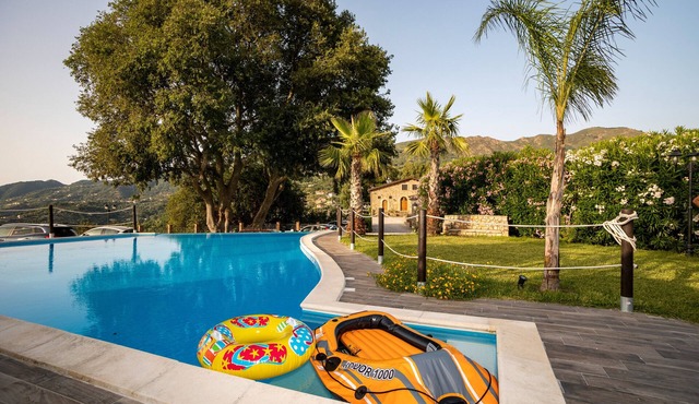 Villa 'Arcaloro Resort' with Sea View, Shared Pool and Wi-Fi