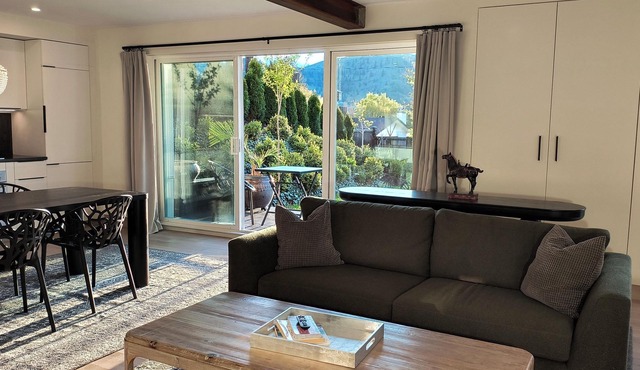 Villa Carmel- Garden Suite 1 minute walk to Skaha Lake