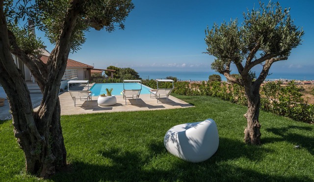 Villa Castellana, Elegant modern villa with private infinity pool sea view