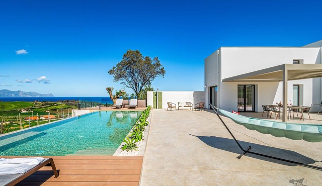 Villa Castello: Pool with Sea and Castle Views