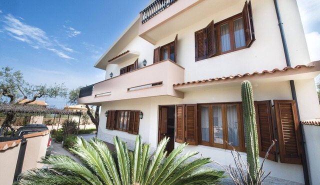 Villa Chorisia. Antique furniture Villa, large rooms and quiet area