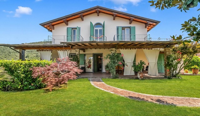 Villa Clara with Outdoor Jacuzzi few km from the Sea, Pietrasanta, Italy