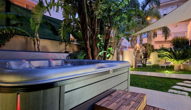 Villa 'Davelia' with Shared Terrace, Wi-Fi and Air Conditioning