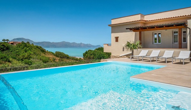 Villa DellAcqua: Infinity Pool with Sea View