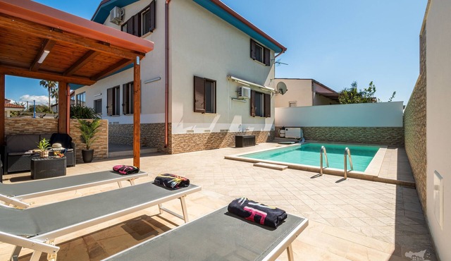 Villa DellOmbra: Heated Pool and Outdoor Kitchen