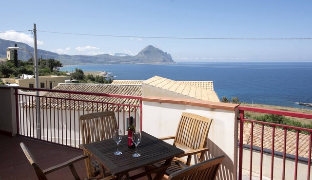 Villa Gina with breathtaking views of the Gulf of Macari