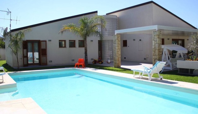 Villa in Sizilien am Meer mit beheiztem Pool by Interhome