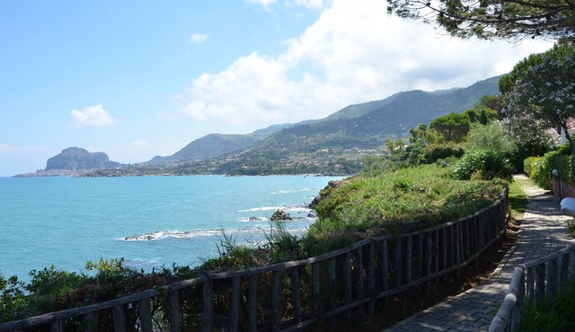 Villa La Mimosa Gialla, Residence with private access to the sea