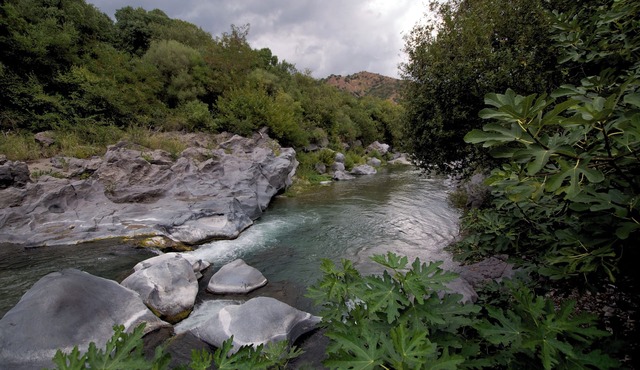VILLA MILLEDUCI. private access to the Alcantara River and near Etna and Taormina