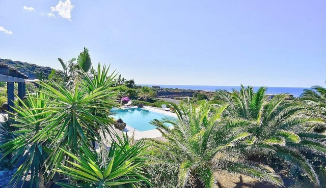 Villa Meriggio A: A characteristic and welcoming dammuso with the fascination of the typical and ancient houses of the island.