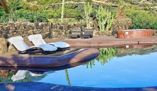 Villa Meriggio B: A characteristic dammuso with the fascination of the typical and ancient houses of the island.