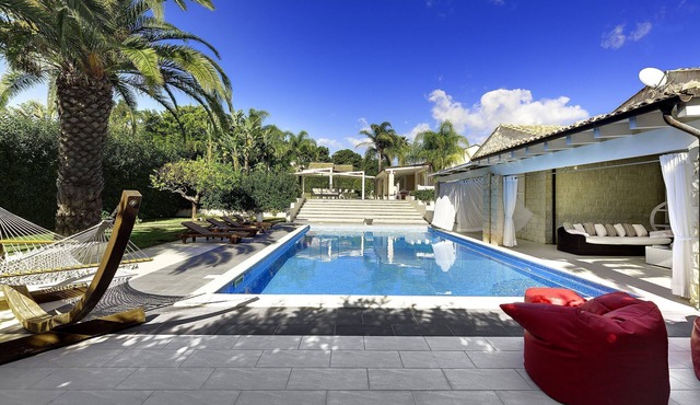 Villa PIETRABIANCA is the ideal solution for anyone who wants to spend a holiday by the sea