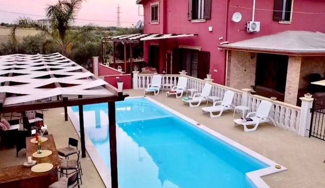 Villa Radiosa fenced pool,air-con,wi-fi,13 pax, toys,BBQ,close to beaches & town