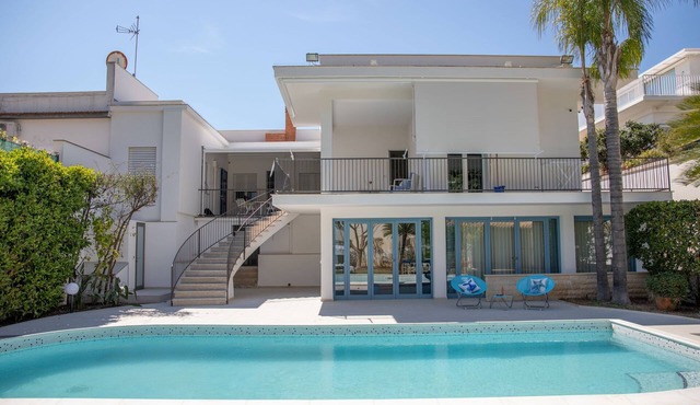 Villa Ravanica (Giannuzza) with pool 400m from the beach