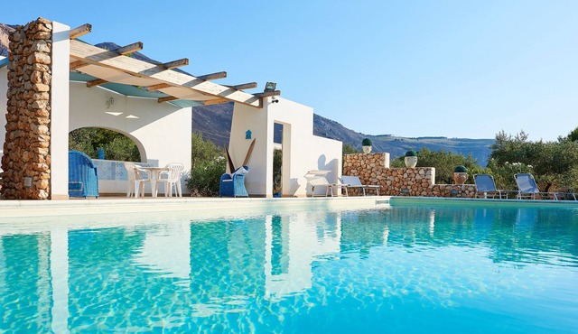 VILLA STERLIZIE - PRIVATE POOL OF 50 SQM - PARK, AIR CONDITIONING AND WIFI