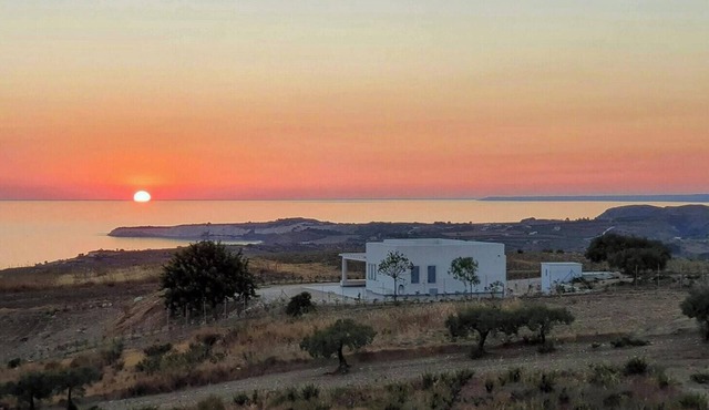 Villa with sea view in the Riserva Torre Salsa