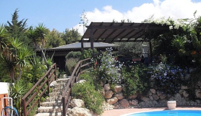 villa with sea view, garden, terraces, barbecue ............................