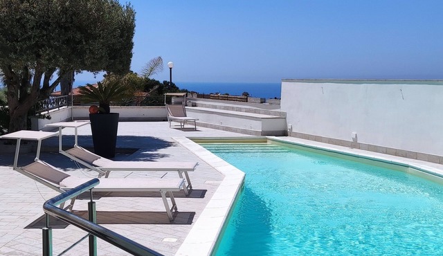 Villa with Sea View Pool