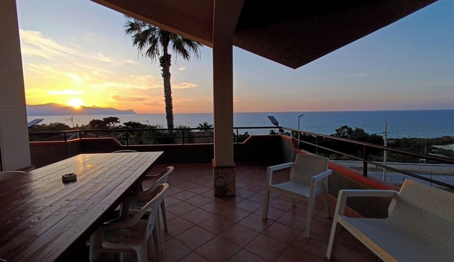 VILLA WITH VIEWS OF THE SEA 200 METERS FROM A BROAD BEACH SAND