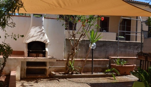 Villetta Nuccia: Holiday Home with Terrace, Private Garden and Air Conditioning