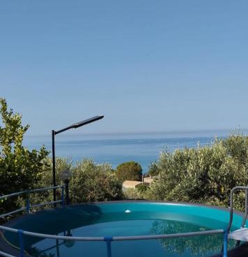 Villetta vista mare con piscina, giardino e parcheggio privato