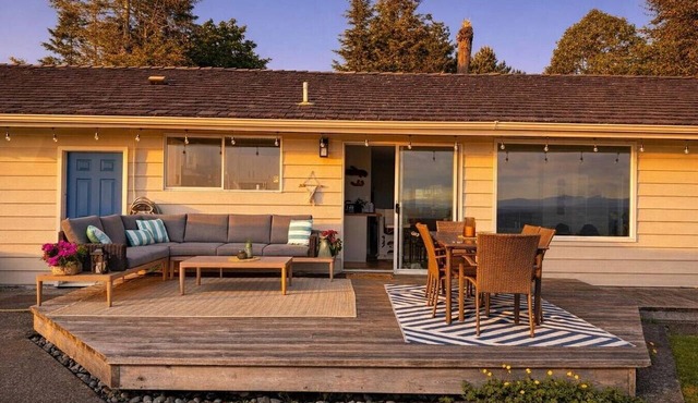Walk-On Oceanfront Home Steps From Stories Beach