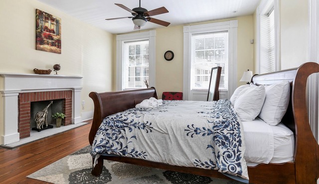 Walk to everywhere - 4 Bedroom House - 2 Blocks to King st. Free parking.