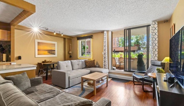 Walk to Stampede & BMO | Free Parking | Cozy Patio