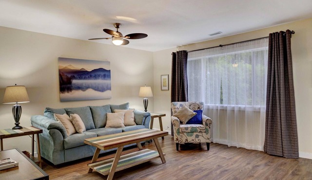 Walking Distance to Mara Lake, 1 Bedroom, Sleeps 2, 1 Bath