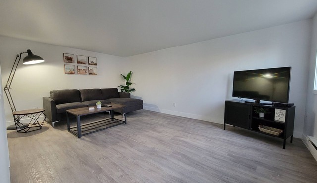 Walking distance to the warmest Lake in Canada, Beaches and Downtown shopping.