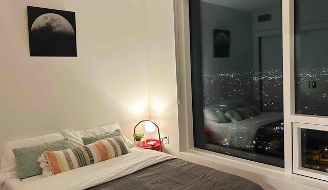 Walking to everything/high-rise lux/splendid view/16 mins to downtown