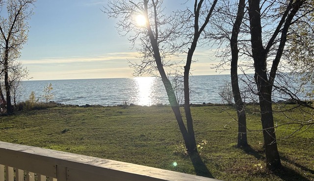 Water's Edge cedar cabin on 1 acre lakefront: a perfect retreat summer or winter