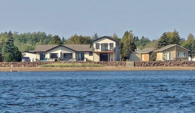 Waterfront 3-bedroom with Hot Tub