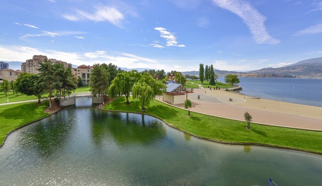 Waterfront, Downtown area, 4 bdr, 2 Levels, Pools