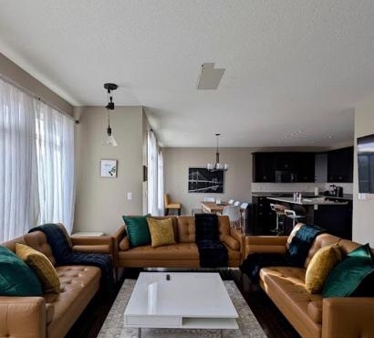 Waterfront Home, Fireplace, 90 min to Banff
