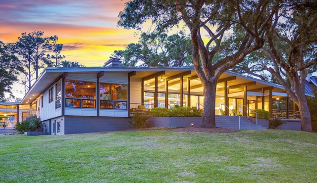 Waterfront Oasis: Dock, Recreation Hall & Pet-Friendly!
