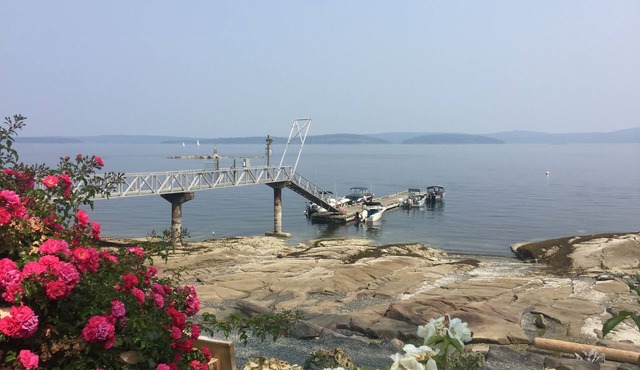Waterfront Renovated unit 2 bed 2 bath with pools & boat dock sleeps 6