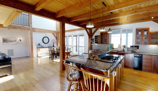 Waterfront, Spacious 5-bedroom Wedding Venue estate in charming Powhatan!