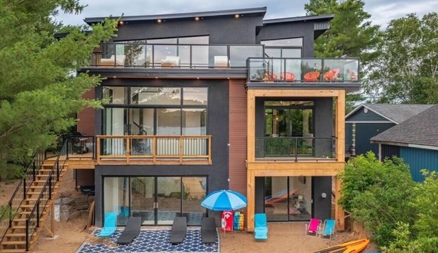 Welcome to 'Malibu in Muskoka' Luxury Cottage on Beautiful Forest Lake🌴🎣 🏖️