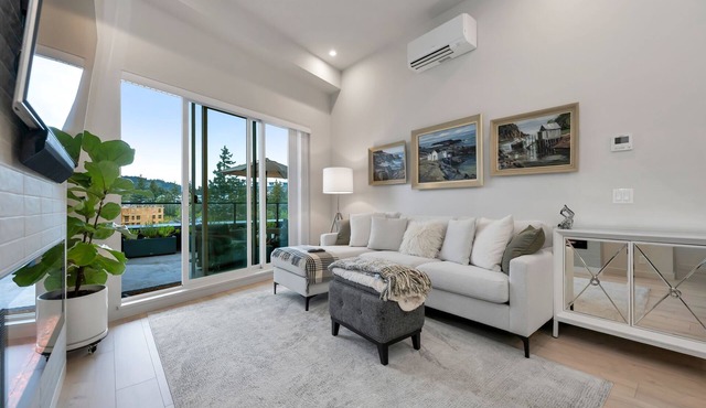 Whirlaway – Luxurious 2 bedroom Penthouse with desk and 2 parking spots by Victoria Prime!