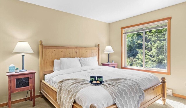 Whispering Pines 3BR Townhouse Views + Hot Tub