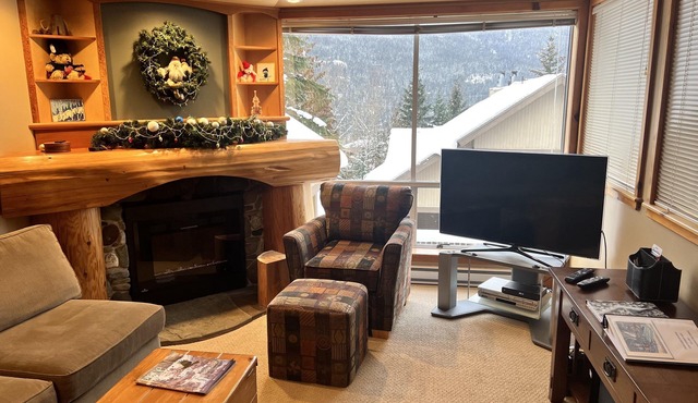 Whistler Creekside Townhome - 3BR - Ski in/Ski Out - Private Outdoor Hot Tub