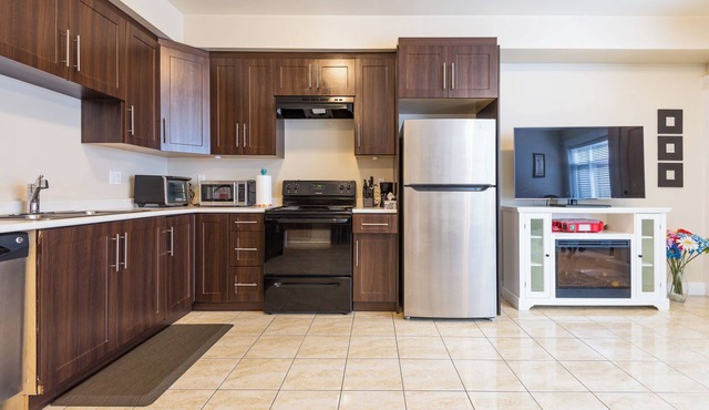 White Rock Beach Private Entrance Self Check-in Free Parking Equipped Kitchen WF