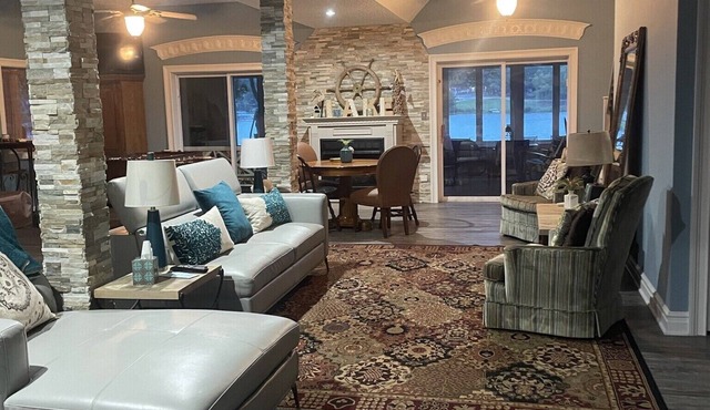 Wind down! Fun For 11, Pets, Pool table & air hockey,Foosball, WIFI, & Pboat!