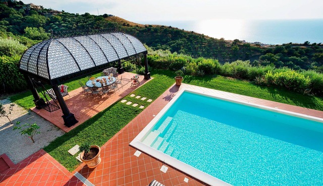 Wonderful private villa for 10 people with private pool, WIFI, A/C, TV, terrace and panoramic view